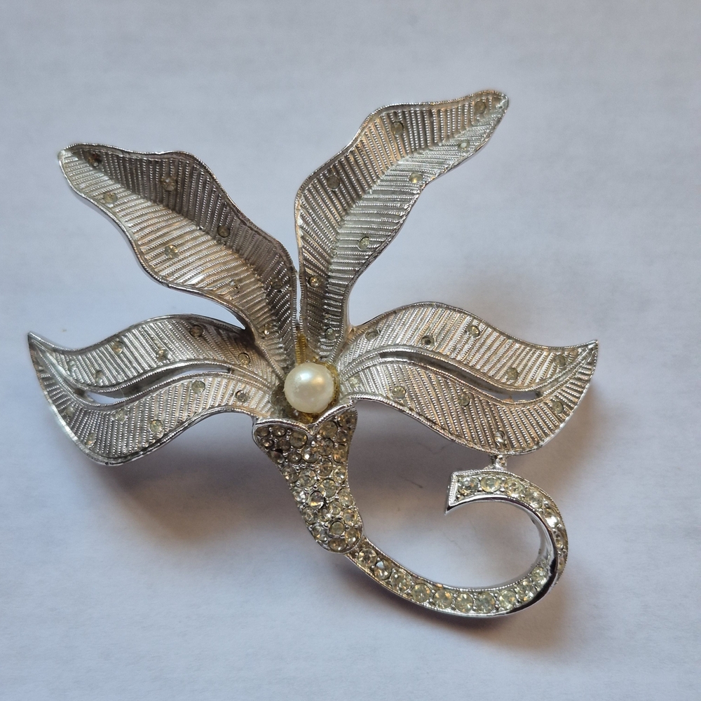 Vintage Les Bernard silver tone flower brooch